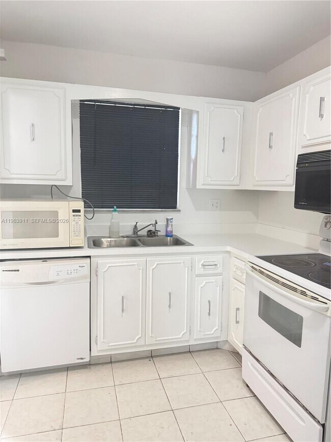 Building Photo - 7981 S French Dr