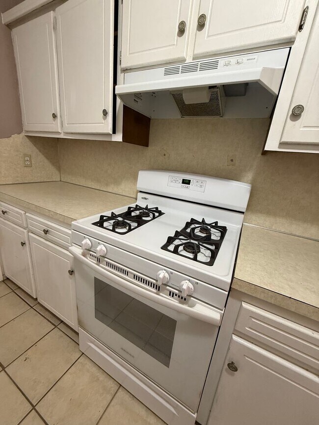 Building Photo - For Rent – 3 Bed | 2 Bath Duplex in Broken Arrow Schools