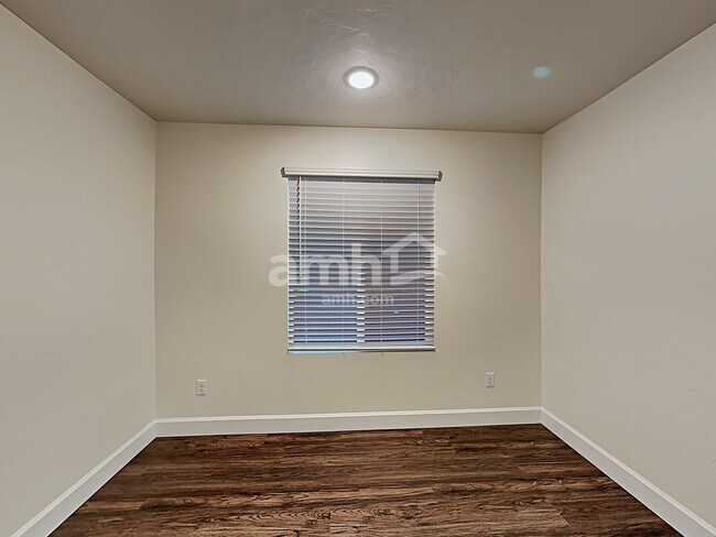 Building Photo - 965 N Barkvine Ave