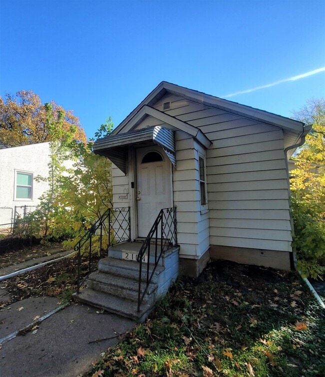 Building Photo - 2104 Reaney Ave E