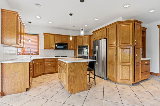 Building Photo - 552 Waters Edge Dr
