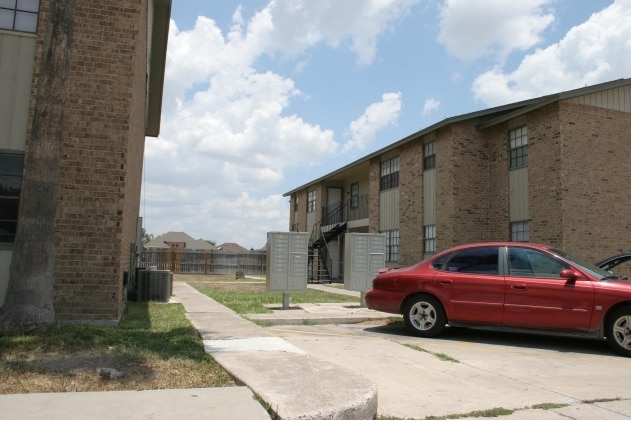 Building Photo - Oakwood Apartments