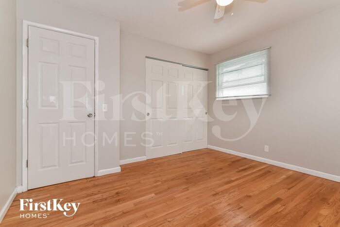 Building Photo - 370 Falcon Dr
