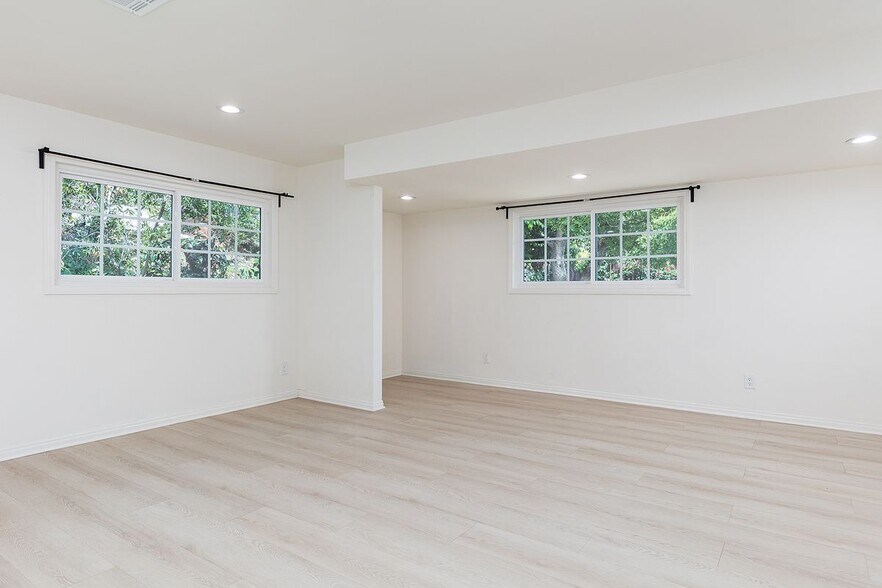 Building Photo - 3511 Paraiso Way