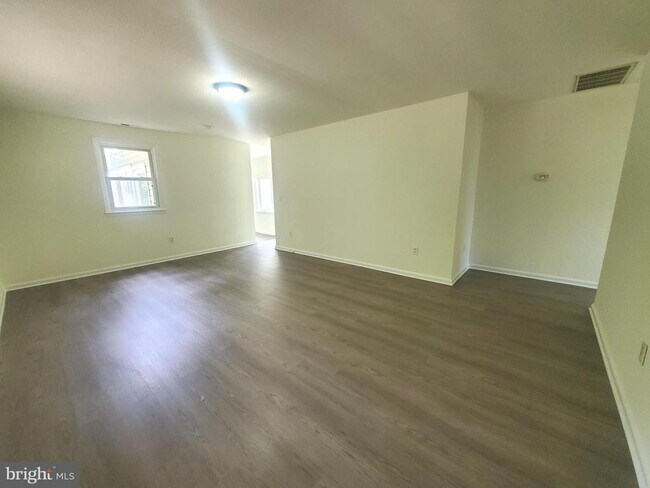 Building Photo - 161 Cooper Rd