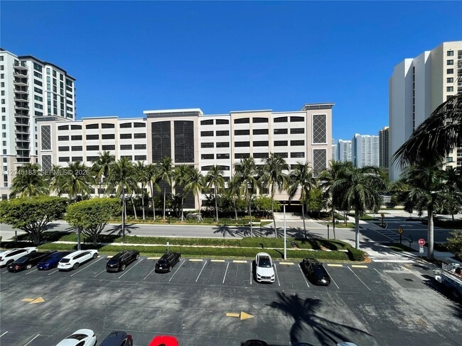 Building Photo - 220 Kings Point Dr