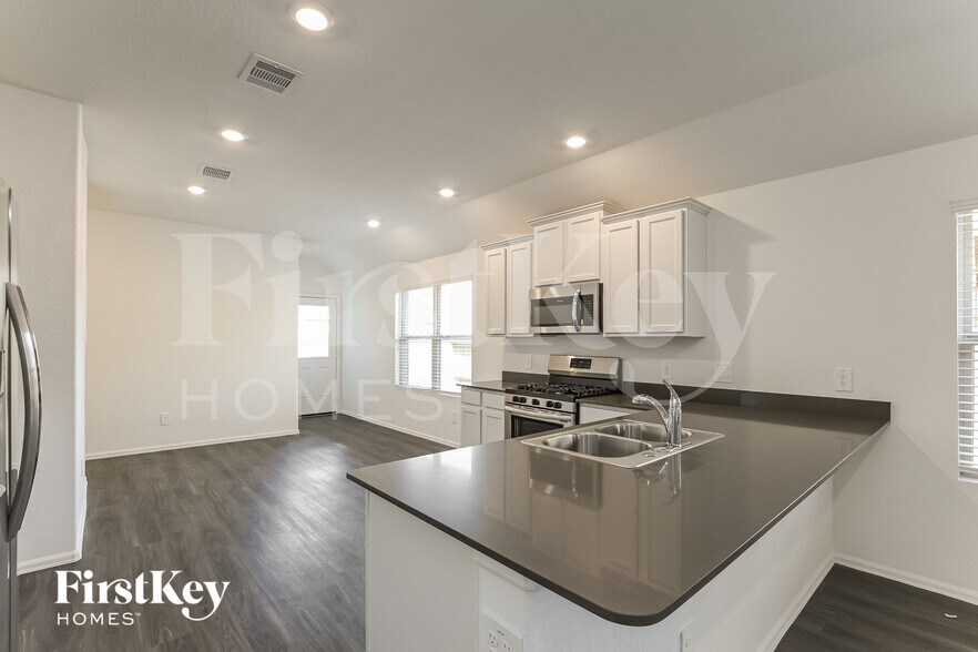 Building Photo - 18438 Summit Ranch Dr