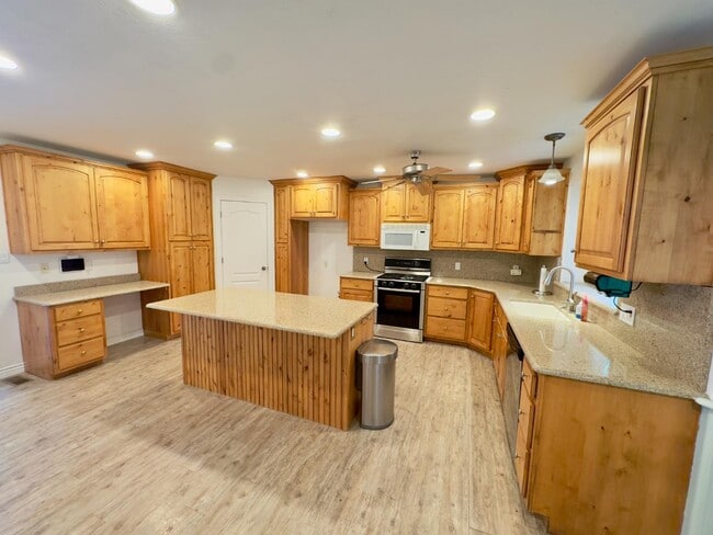 Building Photo - 207 S 50 W