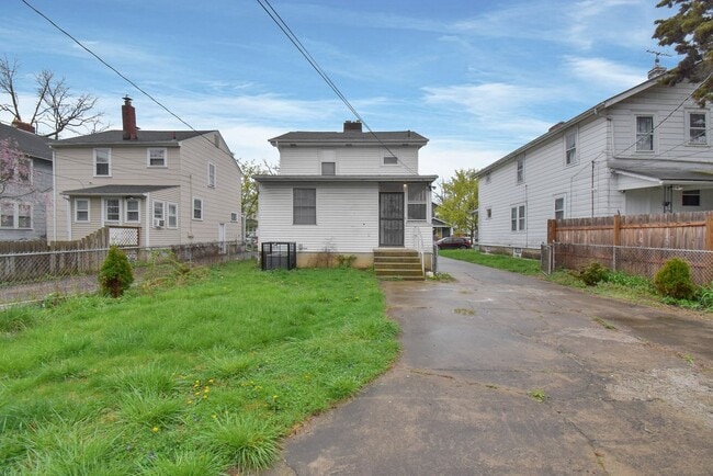 Building Photo - Stylishly Renovated 4 Bed, 2 Bath Single-F...