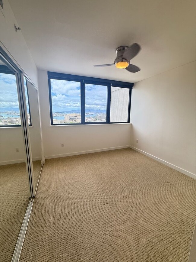 Building Photo - Available Now 1 Bed, 1 Bath, Kaka'ako, Oce...