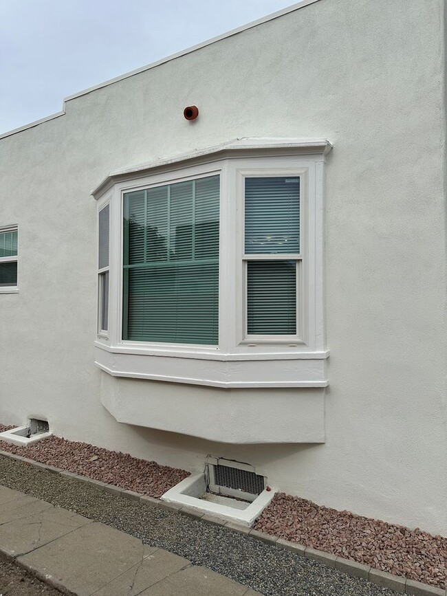 Building Photo - Fully Remodeled, 2 Bedroom Plus Den & 1 Ba...