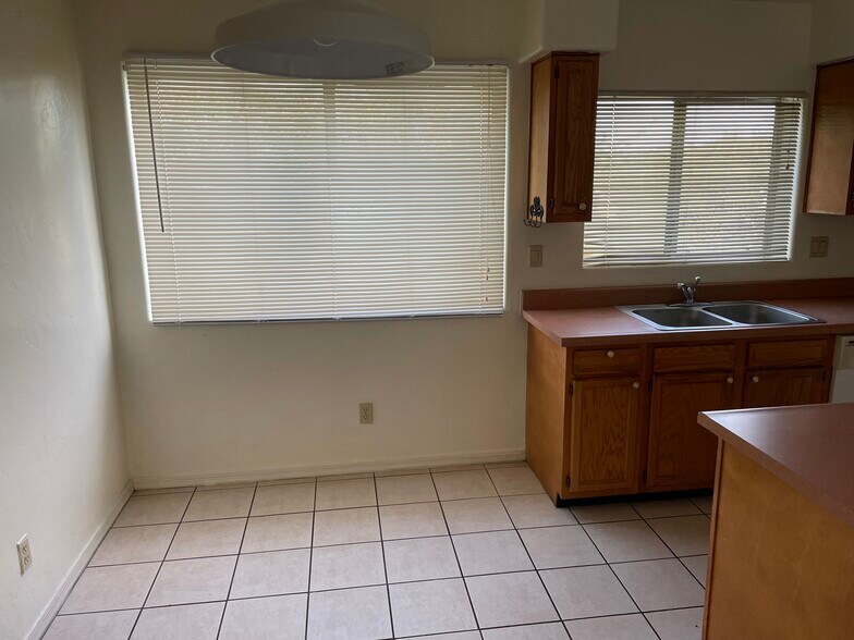 Dining room area - 2536 N Corinthian Garden Dr