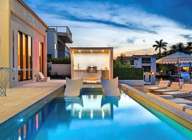 Building Photo - 2225 NE 19th St