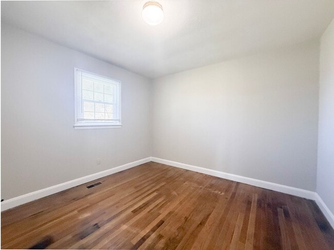 Building Photo - Spacious 3-Bedroom Home with Screened-In Porch and Ample Parking in Cookeville