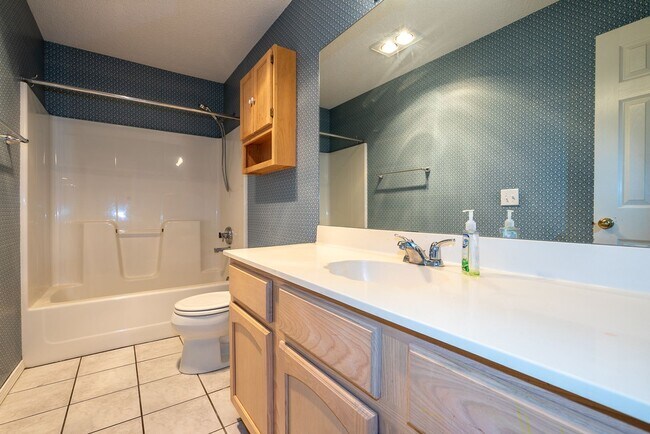 Building Photo - Charming 3 bedroom home with cozy fireplac...