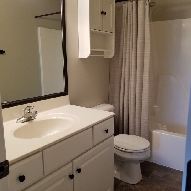 Building Photo - 4 Bedroom Millard Home!