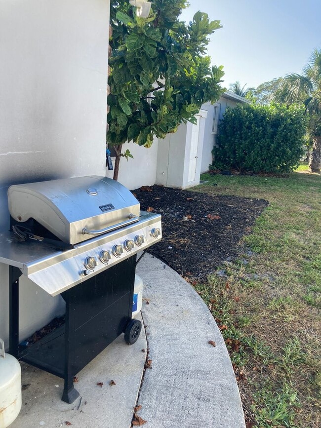 Building Photo - 5101 Spruce Ave