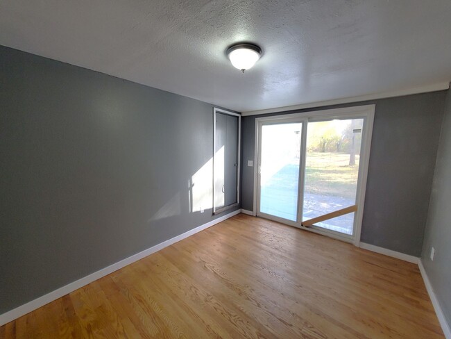 Building Photo - For Rent- Beautiful home in Evansdale! Pet...