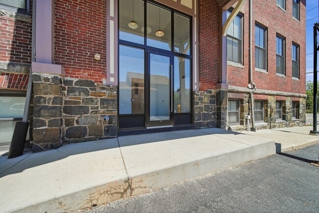Building Photo - 220 Spencer Ave