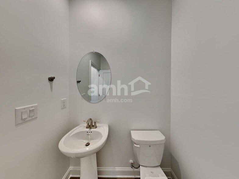 Building Photo - 1048 Highland Walk