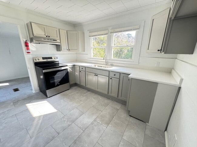 Building Photo - 505 E 5th St