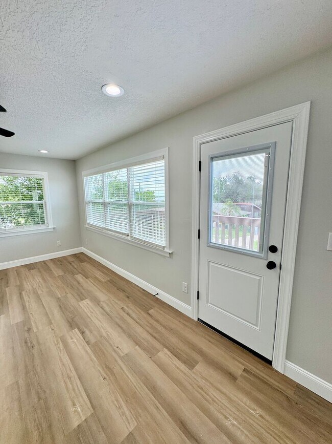 Building Photo - Beautifully Renovated 2-Bed/1-Bath Upstair...