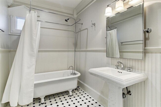 Building Photo - 1124 E 16th St