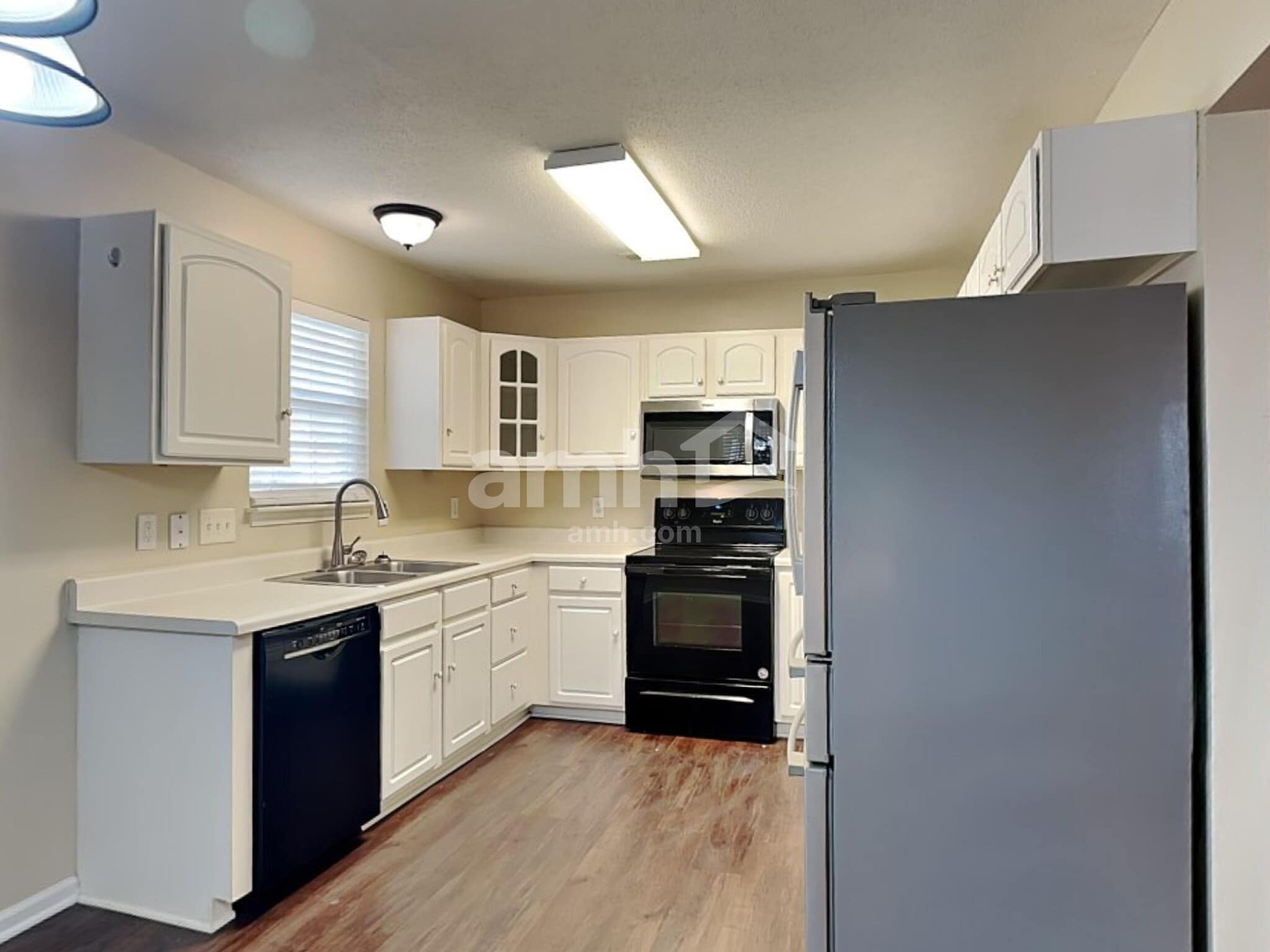 Building Photo - 555 Whistling Swan Dr