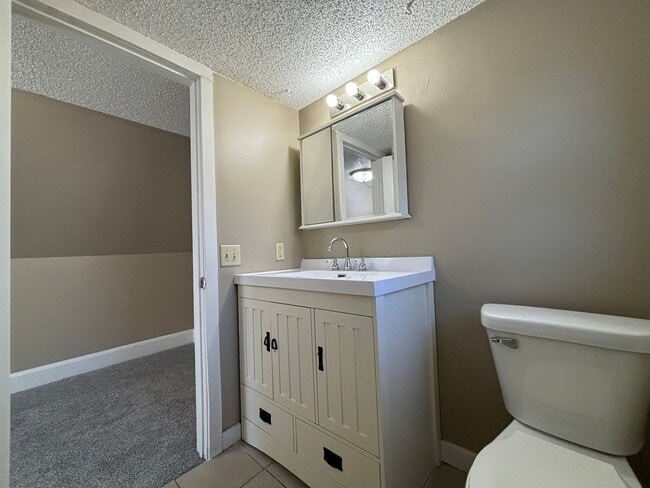 Building Photo - Great 2 bedroom plus den in a two-level ho...