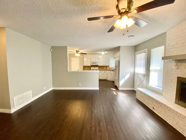 Primary Photo - Sleek and Updated! Broken Arrow 3 Bedroom ...