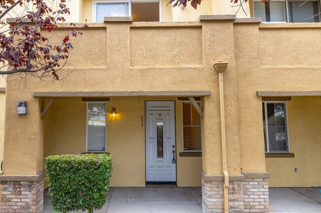 Building Photo - Beautiful 3 bedroom townhouse that is conv...