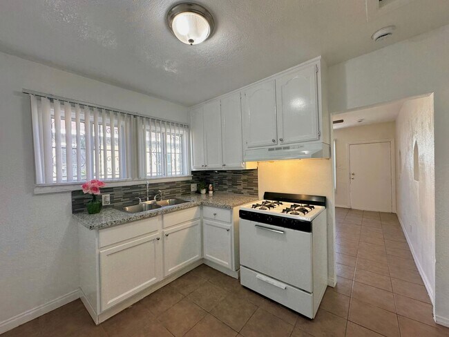 Building Photo - 1578E