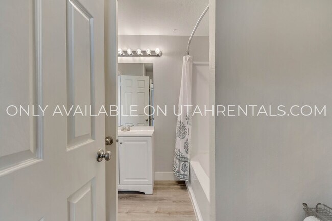 Building Photo - 1737 W Garden Dr