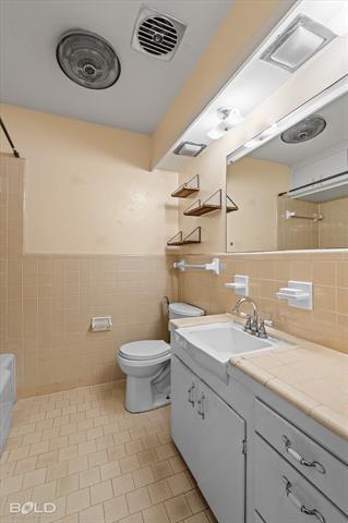 Building Photo - 2710 Higgins Dr