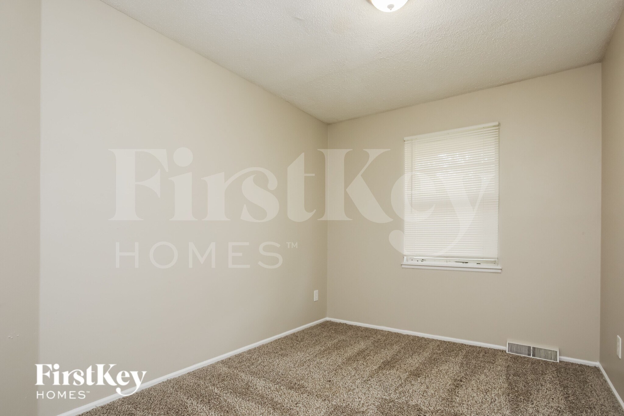 Building Photo - 706 N Redwood Dr