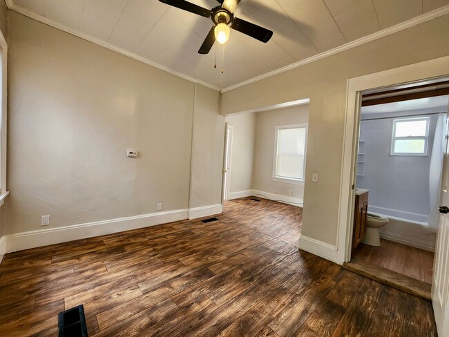 Building Photo - Single Family home | 1 Bed 1 Bath | Off st...