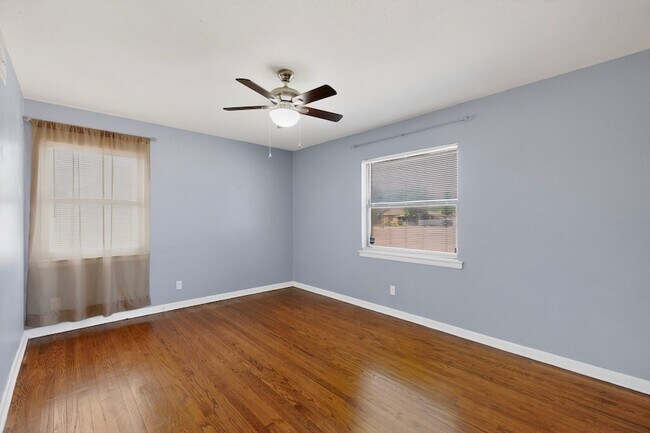 Building Photo - 2104 Hillburn Dr