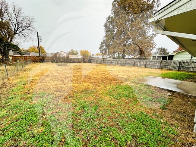 Building Photo - 2718 W Elm Ave