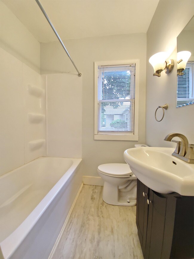 Building Photo - 707 7th St NW