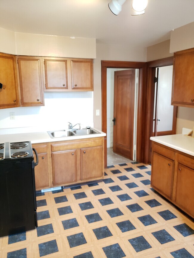 Building Photo - 558 Monroe St