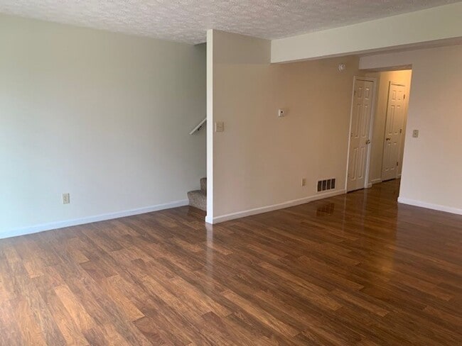 Building Photo - 1300-1302 S Hickory Grove Lane