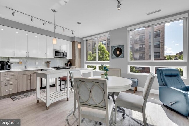 Building Photo - 145 Riverhaven Dr