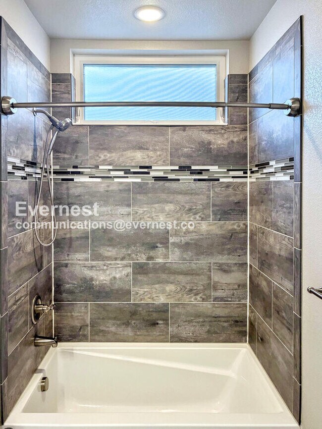 Building Photo - 3 Bed/2 Bath Condo with Garage / Available...