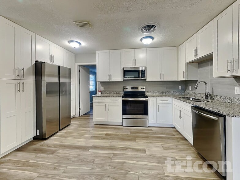 Building Photo - 10916 N 14th St