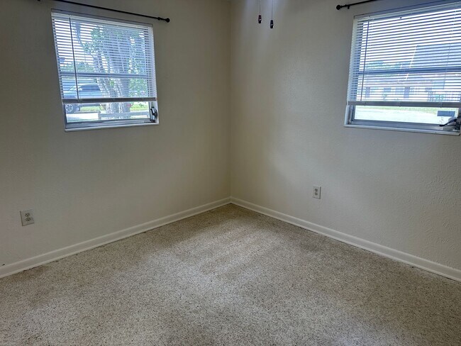 Building Photo - 200 S Moss St