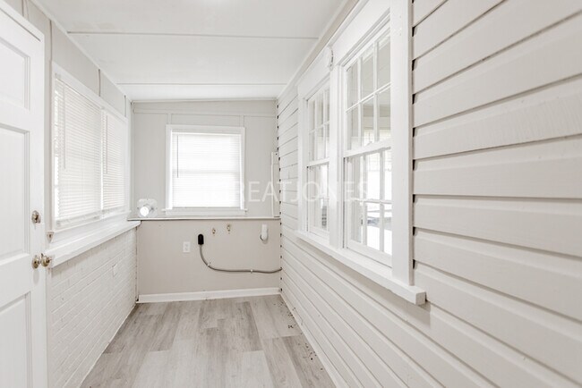 Building Photo - 1703 Pine St