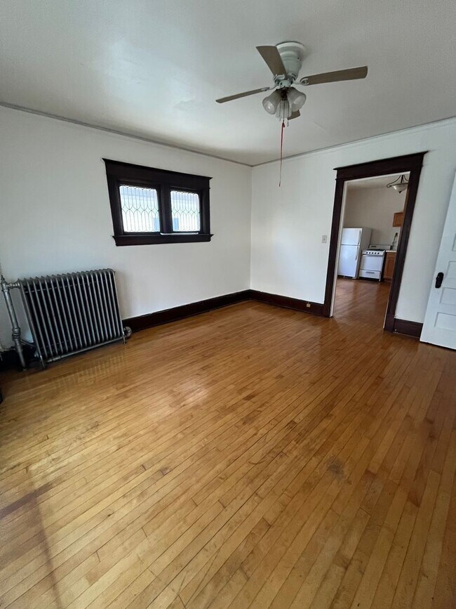 Building Photo - 2BR Upper Unit Off Brady St in the Heart o...