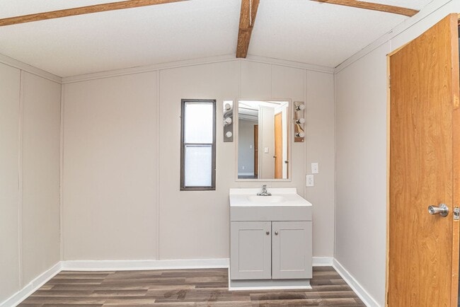 Building Photo - Rosewood Rental! Newly Remodeled 2 BR, 2 B...