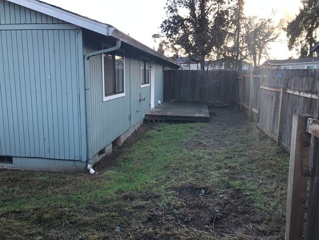 Building Photo - 2 bedroom 1 bath duplex in Cottage Grove!