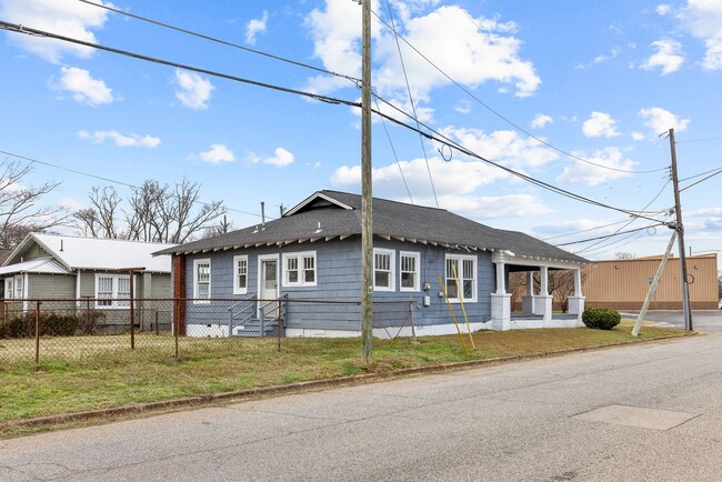 Building Photo - Newly Renovated 4 Bedroom 1 Bath Home Avai...